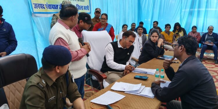 *कलेक्टर श्री तिवारी और एसपी पहुंचे ढीमरखेड़ा जनसुनवाई*  *अब तक 23 आवेदकों की समस्याओं की कलेक्टर कर चुके सुनवाई VIDEO