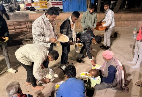*छिंदवाड़ा में नेक कार्य: भाजपा युवा मोर्चा प्रदेश अध्यक्ष श्याम टेलर जी के जन्मदिवस पर भूखे बेसहारों को भोजन*