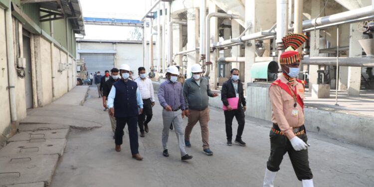 *मेसर्स हिमालयन फूड्स डेरिवेटिव्स इकाई का कलेक्टर श्री नारायन द्वारा निरीक्षण*  *विद्युत फ्लक्चुएशन की समस्या का शीघ्र समाधान करने के निर्देश*