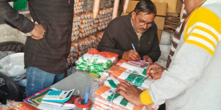 *आयुक्त के आदेश पर अमानक पॉलीथिन व डिस्पोजेबल सामग्री के विरुद्ध कार्रवाई*