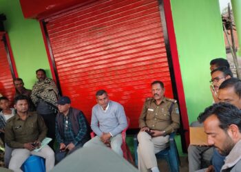 सिलौंडी चौकी प्रभारी की ग्राम चौपाल में हुआ लोगों की विद्युत समस्याओं का निराकरण