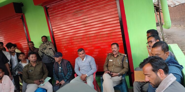 सिलौंडी चौकी प्रभारी की ग्राम चौपाल में हुआ लोगों की विद्युत समस्याओं का निराकरण