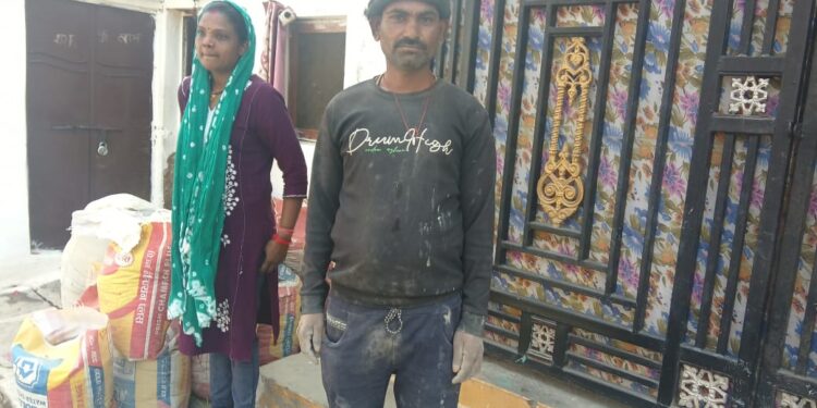 *कैमोर में एक मजदूर ने दिखाई ईमानदारी* *27000 रू से भरा पर्स व मंगलसूत्र पाकर, वापस कर बना मिसाल*