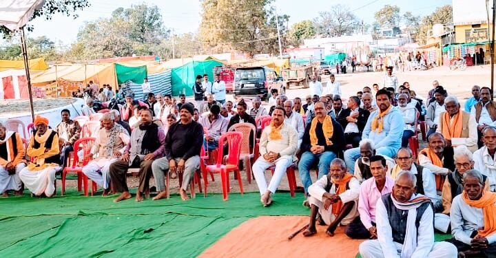 खमरिया बागरी में श्री मद भागवत कथा में श्रीकृष्ण जन्मोत्सव पर झूमे श्रद्धालु