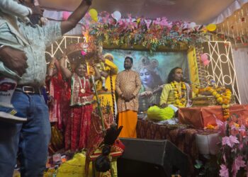 सिलौंडी में श्रीकृष्ण जन्मोत्सव पर झूमे श्रद्धालु,बरसाए फूल, संत श्री गोविंद सागर जी भरभरा वाले जी का आगमन हुआ