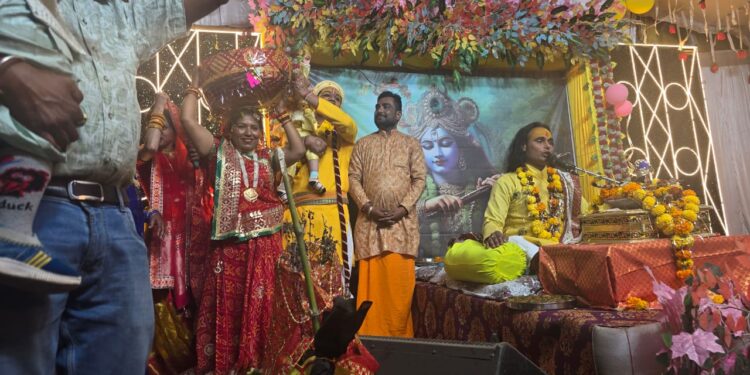सिलौंडी में श्रीकृष्ण जन्मोत्सव पर झूमे श्रद्धालु,बरसाए फूल, संत श्री गोविंद सागर जी भरभरा वाले जी का आगमन हुआ