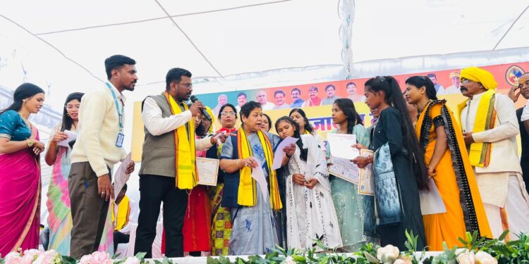 *छिंदवाड़ा : जनजातीय परिचय महोत्सव में 200 से अधिक युवक-युवतियां शामिल, सामूहिक विवाह आयोजन पर बनी सहमति*  *“आदिवासी समाज का उत्थान ही मेरी प्राथमिकता” — महापौर विक्रम अहके*