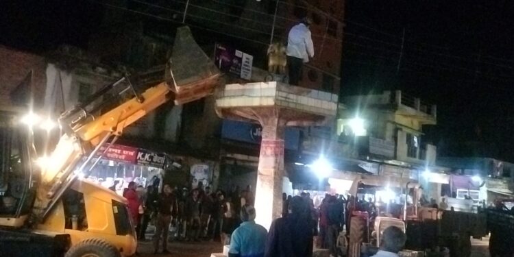 झंडा चौक से हटाया गया पुराना अशोक स्तंभ, अब नया बनेगा स्तंभ राष्ट्रीय पर्वों में फहराया जाता है राष्ट्रीय ध्वज,करीब 5 दशक पूर्व कराया गया था स्तंभ का निर्माण
