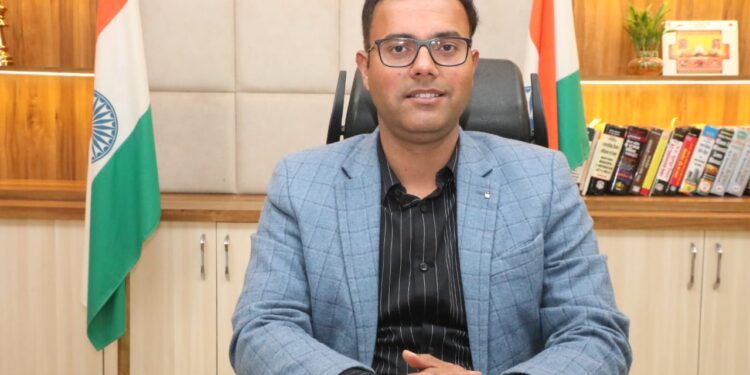 *कलेक्टर श्री तिवारी ने वित्तीय अनियमितता पर स्वास्थ्य विभाग के लेखापाल को किया निलंबित*