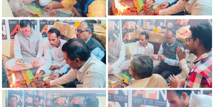 पंडित बलराम शर्मा के आचार्यत्व में बसंत पंचमी पर मां सरस्वती की विधिविधान से पूजा-अर्चना एवं हवन हुआ संपन्न,कोठी बाजार स्थित कार्यालय में पत्रकारों एवं वरिष्ठ अधिवक्ता ने मां सरस्वती से ज्ञान,विवेक और सद्बुद्धि की कामना की…