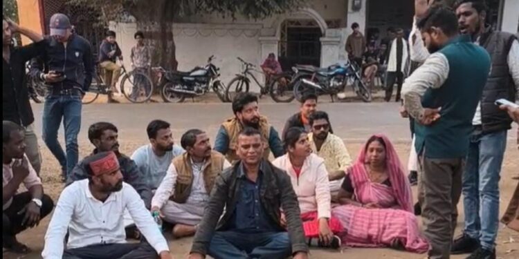 बुआ के घर से विवाहित युवती लापता, हिंदू संगठनों ने लगाया लव जिहाद का आरोप, थाने के सामने किया रोड जाम