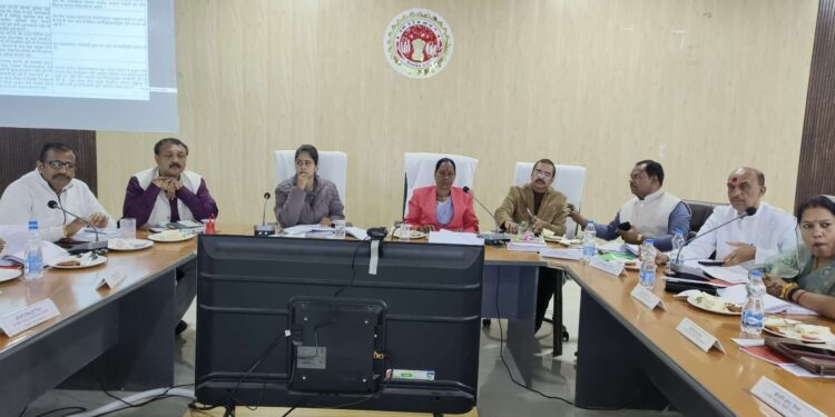 *श्रीमती मेहरा की अध्यक्षता में सामान्य सभा की बैठक संपन्न* *ग्रीष्मकाल में पेयजल समस्या से निपटने हेतु बेहतर कार्य योजना तैयार करें- सुश्री कौर*