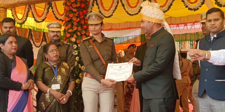 *सीएम हेल्पलाइन अंतर्गत वर्ष 2025-2026 में सर्वाधिक संतुष्टि पूर्ण शिकायतों का निराकरण किए जाने पर कोतवाली थाना प्रभारी राखी पांडे पुरस्कृत* *गणतंत्र दिवस पर आयोजित मुख्य समारोह में कलेक्टर ने किया सम्मानित*
