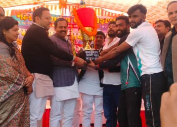 शिकारगंज क्षेत्र ‌ मुड़हुआ प्रीमियम लीग ‌ कैनवस क्रिकेट प्रतियोगिता का ‌ फाइनल मुकाबला में ‌अदलहाट मिर्जापुर नारायणपुर मिर्जापुर ‌‌बीज खेला गया