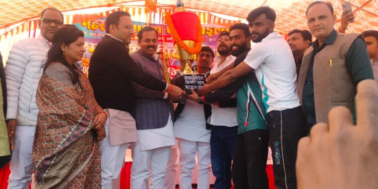 शिकारगंज क्षेत्र ‌ मुड़हुआ प्रीमियम लीग ‌ कैनवस क्रिकेट प्रतियोगिता का ‌ फाइनल मुकाबला में ‌अदलहाट मिर्जापुर नारायणपुर मिर्जापुर ‌‌बीज खेला गया