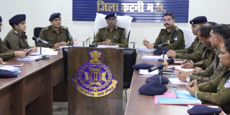कटनी में अपराधियों की खैर नहीं 🚨 DIG अतुल सिंह ने ली क्राइम मीटिंग, CCTV व साइबर सेल की जमकर सराहना