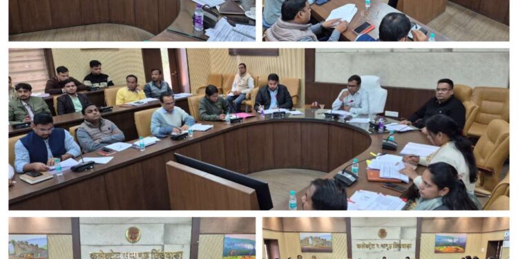 *कलेक्टर श्री नारायन ने की समय-सीमा प्रकरणों की समीक्षा*  *फोटो – वीडियो के साथ प्रस्तुत करें निराकरण – कलेक्टर श्री नारायन*  *अवैध उत्खनन, परिवहन पर करें सख्ती से कार्यवाही – कलेक्टर श्री नारायन*