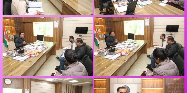 धान उपार्जन के अंतिम चरण में कलेक्टर आशीष तिवारी सख्त खरीदी केंद्रों पर कड़ी निगरानी समर्थन मूल्य पर धान खरीदी में रिकॉर्ड कलेक्टर आशीष तिवारी का सख्त निर्देश