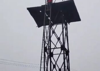 30 फीट ऊंची टंकी पर युवक का हंगामा! पत्नी छोड़कर गई, शादी की मांग पर दी आत्महत्या की धमकी