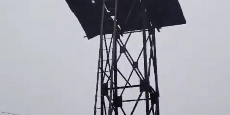 30 फीट ऊंची टंकी पर युवक का हंगामा! पत्नी छोड़कर गई, शादी की मांग पर दी आत्महत्या की धमकी