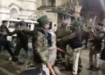 VIDEO जबलपुर बड़ा फुहारा में बवाल बड़कुल स्वीट्स विवाद के बाद लाठीचार्ज 3 गिरफ्तार