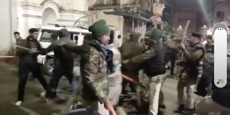 VIDEO जबलपुर बड़ा फुहारा में बवाल बड़कुल स्वीट्स विवाद के बाद लाठीचार्ज 3 गिरफ्तार