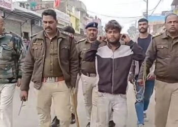 जबलपुर बदमाश की अकड़ हुई चकनाचूर! गिरफ्तारी के बाद उसी एरिया में घुमाया, जनता ने ली राहत की सांस VIDEO