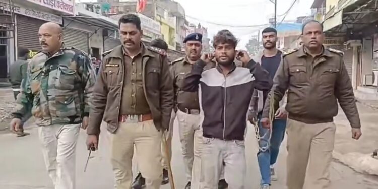 जबलपुर बदमाश की अकड़ हुई चकनाचूर! गिरफ्तारी के बाद उसी एरिया में घुमाया, जनता ने ली राहत की सांस VIDEO