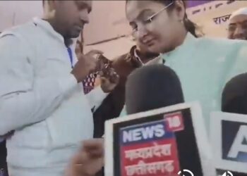 मध्यप्रदेश की नगरी प्रशासन राज्य मंत्री प्रतिमा बागरी से जब पत्रकारों ने इंदौर के संवेदनशील मामले में प्रश्न पूछा तो उन्होंने माइक पर हाथ मारते हुए आगे बढ़ गई। देखे VIDEO