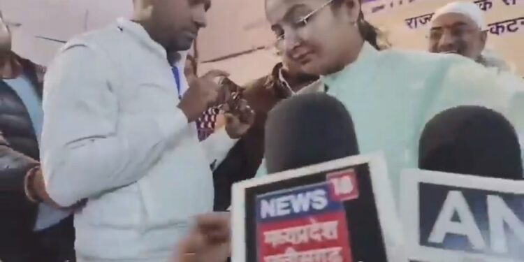 मध्यप्रदेश की नगरी प्रशासन राज्य मंत्री प्रतिमा बागरी से जब पत्रकारों ने इंदौर के संवेदनशील मामले में प्रश्न पूछा तो उन्होंने माइक पर हाथ मारते हुए आगे बढ़ गई। देखे VIDEO