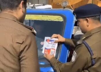 🚔 *“आपका सारथी कौन” नवाचार के अंतर्गत मुड़वारा स्टेशन परिसर में QR कोड एवं बैच वितरण कार्यक्रम आयोजित*