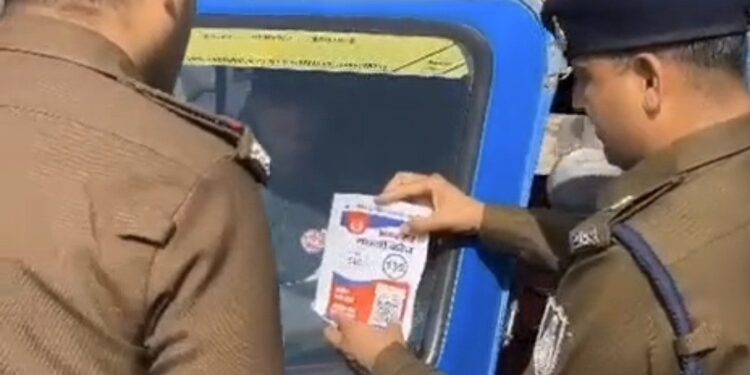 🚔 *“आपका सारथी कौन” नवाचार के अंतर्गत मुड़वारा स्टेशन परिसर में QR कोड एवं बैच वितरण कार्यक्रम आयोजित*