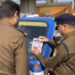 🚔 *“आपका सारथी कौन” नवाचार के अंतर्गत मुड़वारा स्टेशन परिसर में QR कोड एवं बैच वितरण कार्यक्रम आयोजित*