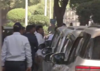 राहुल गांधी आज इंदौर के बॉम्बे हॉस्पिटल में दूषित पानी पीने से पीड़ित लोगों से मिलने पहुँचे।