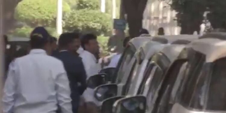 राहुल गांधी आज इंदौर के बॉम्बे हॉस्पिटल में दूषित पानी पीने से पीड़ित लोगों से मिलने पहुँचे।