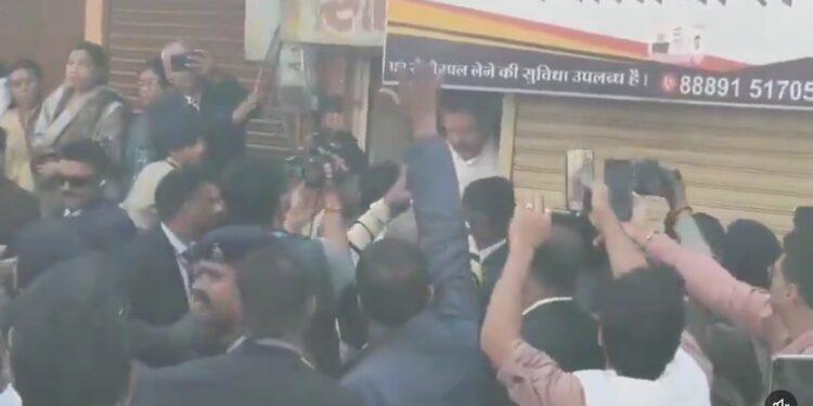 भागीरथपुरा पहुँचे राहुल गांधी, पीड़ित परिजनों से बारी-बारी की मुलाकात जहाँ अन्याय वहाँ राहुल गांधी