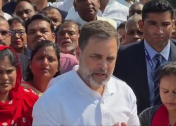 राहुल गांधी बोले यह नया स्मार्ट सिटी मॉडल पीने का पानी भी नहीं मिल रहा है । यह सरकार की जिम्मेदारी है। मैं राजनीति करने नहीं आया हूं जिसे जो कहना है कहे