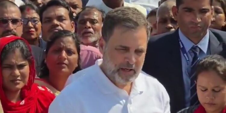 राहुल गांधी बोले यह नया स्मार्ट सिटी मॉडल पीने का पानी भी नहीं मिल रहा है । यह सरकार की जिम्मेदारी है। मैं राजनीति करने नहीं आया हूं जिसे जो कहना है कहे