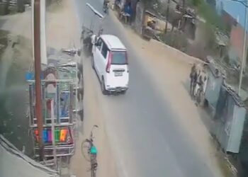देखिऐ वायरल VIDEO कार ने तेज़ी से टक्कर मारकर एक ठेले वाले को घायल कर दिया। इसे हादसा कम जान बूझकर टक्कर अधिक माना जा रहा