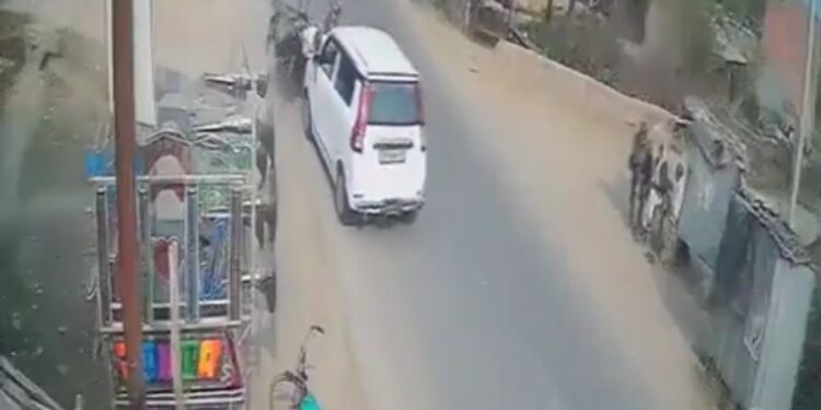 देखिऐ वायरल VIDEO कार ने तेज़ी से टक्कर मारकर एक ठेले वाले को घायल कर दिया। इसे हादसा कम जान बूझकर टक्कर अधिक माना जा रहा