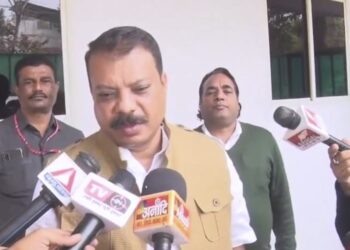 सरकार भू-अर्जन के नाम पर समिति बना रही है, जिसमें कैबिनेट मंत्री शामिल हैं। क्या कानून आम जनता के हित में बनेगा या फिर ज़मीन लूटने का रास्ता खोलेगा? उमंग सिंघार