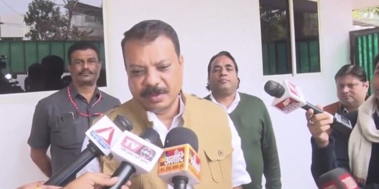 सरकार भू-अर्जन के नाम पर समिति बना रही है, जिसमें कैबिनेट मंत्री शामिल हैं। क्या कानून आम जनता के हित में बनेगा या फिर ज़मीन लूटने का रास्ता खोलेगा? उमंग सिंघार