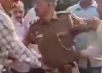 4 लाख की रिश्वत लेते इंस्पेक्टर गिरफ्तार, चिल्लाकर बटोरनी चाही सहानुभूति भ्रष्टाचार पर करारा वार देखे VIDEO