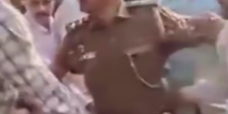 4 लाख की रिश्वत लेते इंस्पेक्टर गिरफ्तार, चिल्लाकर बटोरनी चाही सहानुभूति भ्रष्टाचार पर करारा वार देखे VIDEO