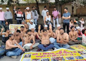 भोपाल में वेटिंग शिक्षकों का विरोध प्रदर्शन, भर्ती प्रक्रिया को लेकर उठे सवाल