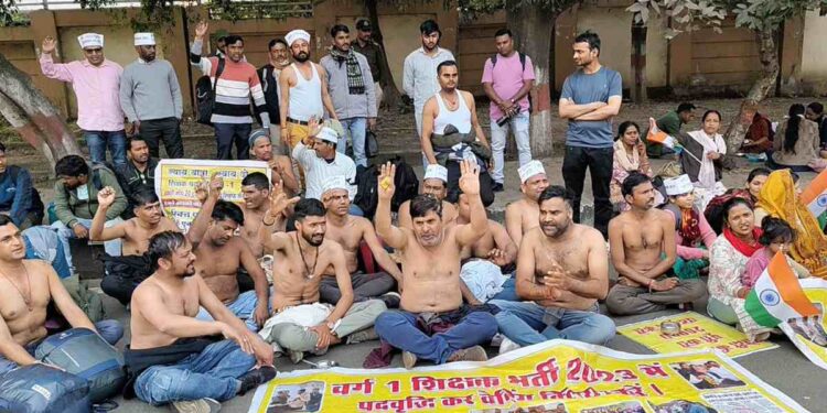 भोपाल में वेटिंग शिक्षकों का विरोध प्रदर्शन, भर्ती प्रक्रिया को लेकर उठे सवाल