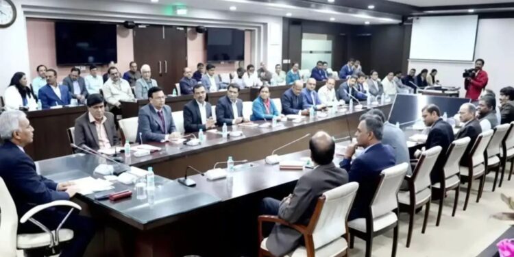 ज़हरीले पानी से मौतों पर सरकार सख्त, प्रशासन अलर्ट मोड में
