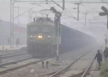 20 मीटर विजिबिलिटी और 14 घंटे की देरी! मध्य प्रदेश में कोहरे ने रोक दी ट्रेनों की सांस