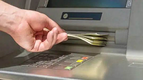ATM अब ‘फ्री’ नहीं रहा – जानिए कैसे बचाएं अपना पैसा