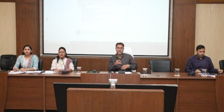 अधिकारी जनगणना कार्य को प्राथमिकता दें – कलेक्‍टर  जिला जनगणना समिति की बैठक में कलेक्‍टर श्री तिवारी के निर्देश  कलेक्ट्रेट में जनगणना का प्रशिक्षण 17 फरवरी से  जनगणना -2027 के तहत मकान सूचीकरण का कार्य 1 मई से होगा